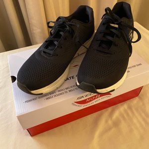 SKETCHER ARCH FIT size 8.5